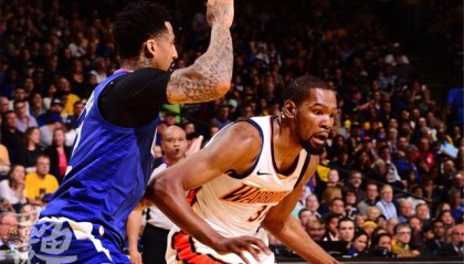  库里三分绝杀雷霆锁定西部榜首  