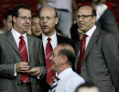  曼联球迷倒戈抗议管理层，要求格雷泽家族出售股权  