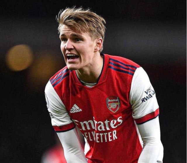  英超历史性判罚，VAR三次改判引争议  